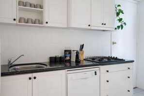 Kylskåp, mikrovågsugn, ugn och spishäll