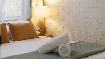 2 quartos, escrivaninha, ferros/tábuas de passar roupa, berço de viagem