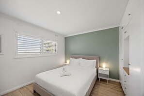 3 bedrooms, desk, iron/ironing board, travel crib