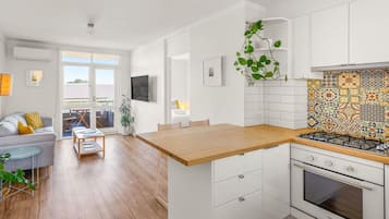 Geladeira, micro-ondas, fogão, cooktop