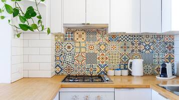 Een koelkast, een magnetron, een oven, een kookplaat