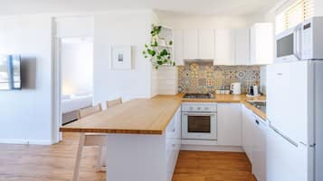 Geladeira, micro-ondas, fogão, cooktop