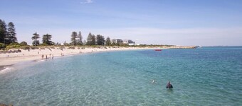 Central Fremantle Lifestyle walk to markets & cafe