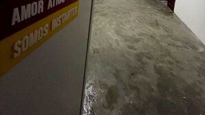 Una habitación con un cartel en la pared, una puerta y una lámpara en el techo.