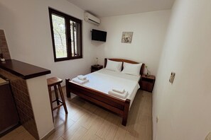 Estudio estándar, 1 cama Queen size, vista a la ciudad | Ropa de cama de alta calidad, muebles diferentes y escritorio