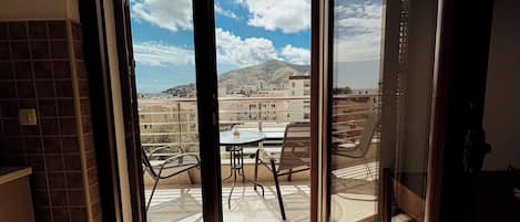 Ylelliset vuodevaatteet, yksilöllisesti kalustettu, työpöytä