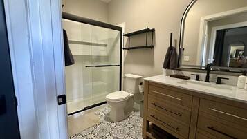 Douche, sĂšche-cheveux, serviettes fournies, savon