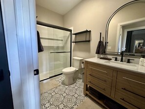 Bruser, hårtørrer, håndklæder, Sæbe