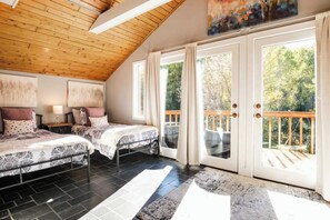 3 slaapkamers, een strijkplank/strijkijzer, reisbedje, wifi