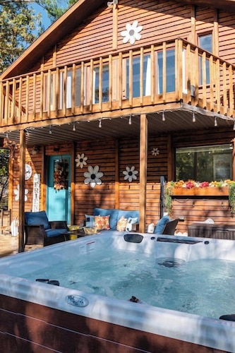 City Cabin; Hot Tub, 5 miles from Boyne Mountain!