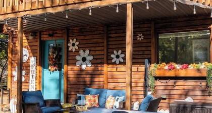 City Cabin; Hot Tub, 5 miles from Boyne Mountain!