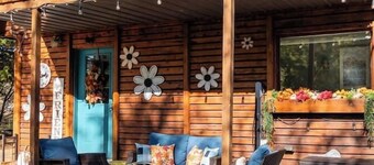 City Cabin; Hot Tub, 5 miles from Boyne Mountain!