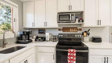 Frigorífic, microones, forn i placa de cuina