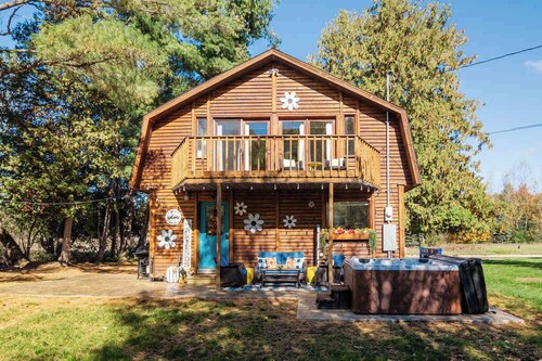 City Cabin; Boyne City 1 Mile to Beach, Walk Trail