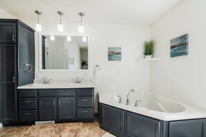 Een douche, een haardroger, handdoeken