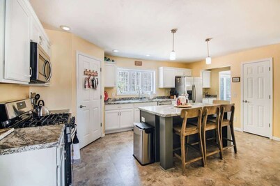 Pond Creek Cottage, Tucked Away, Near Boyne Mount!