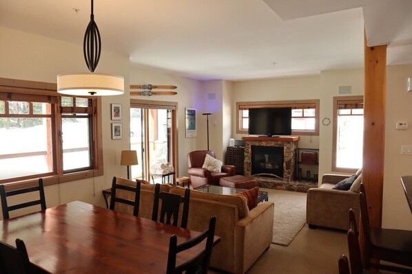 Fernseher, Kamin, Bücher