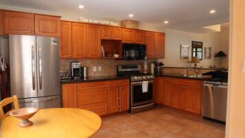 KylskÄp, mikrovÄgsugn, ugn och spishÀll