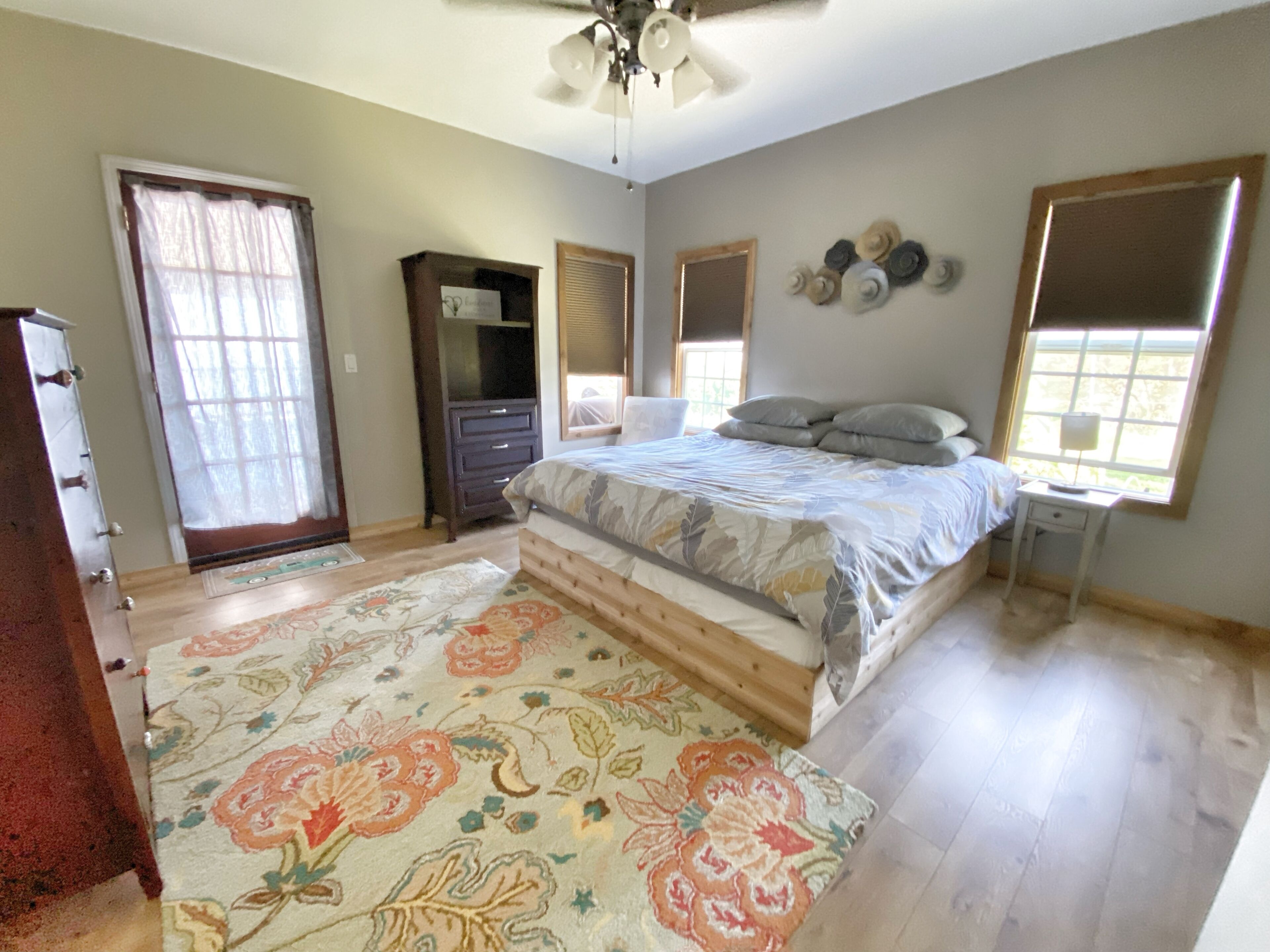 4 bedrooms, iron/ironing board, WiFi, bed sheets