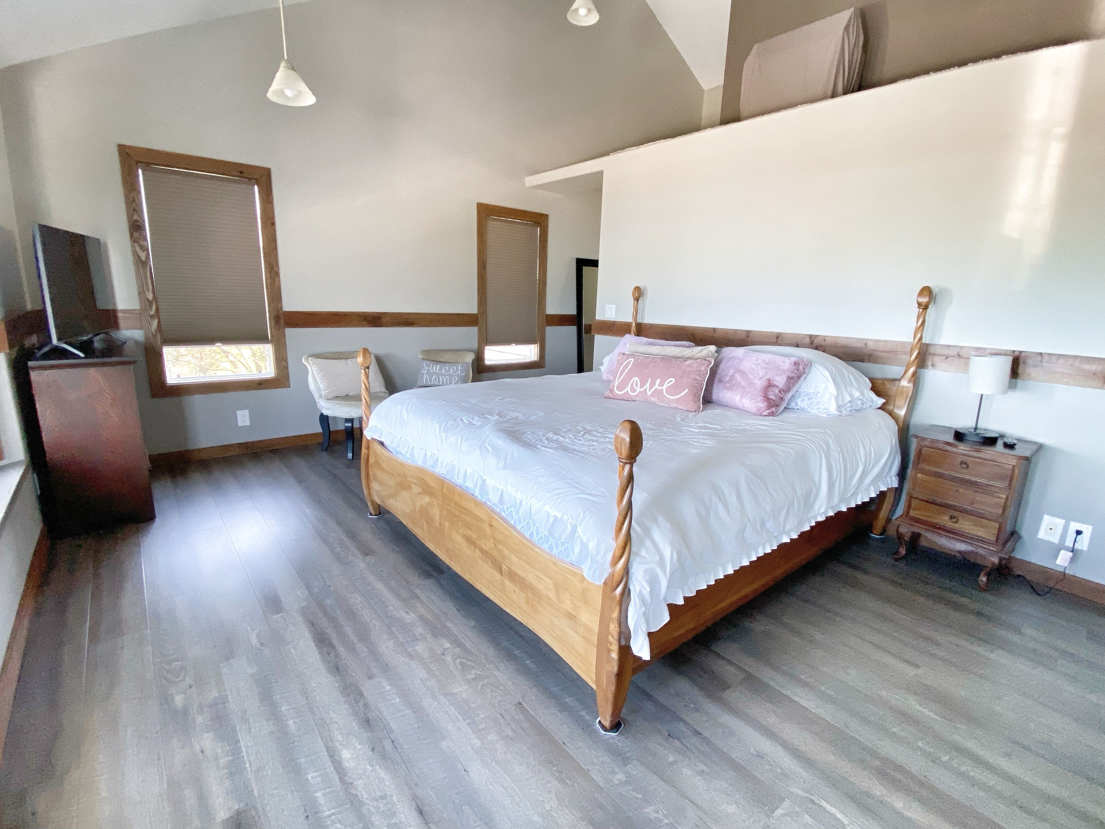 4 bedrooms, iron/ironing board, WiFi, bed sheets