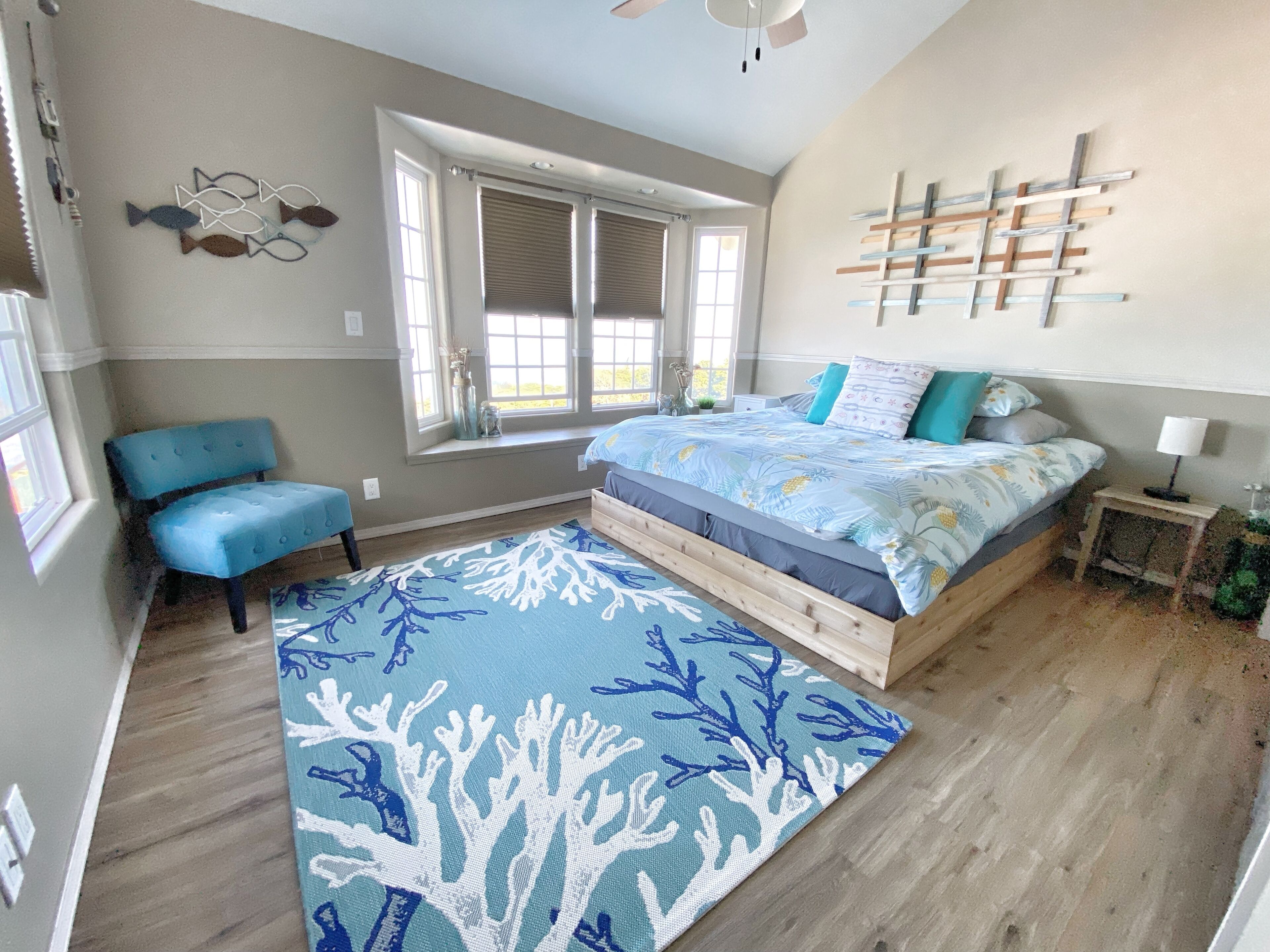 4 bedrooms, iron/ironing board, WiFi, bed sheets