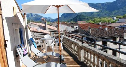 Spacious Apartment with Roof Terrace. Enjoy Cycling, Hiking, Water sports, Wine.