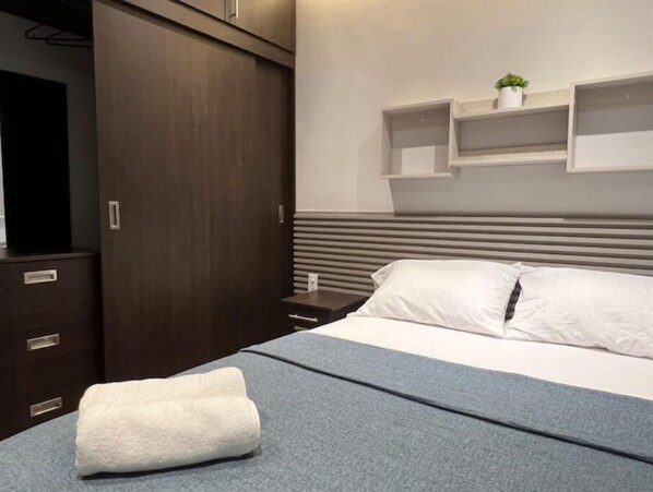 2 habitaciones, tabla de planchar con plancha, wifi y ropa de cama