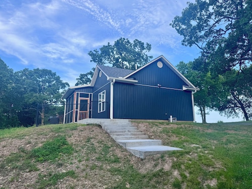 Lakeview cottage with paved access, near boat ramp and only 10 mins from town!