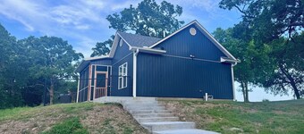 Lakeview cottage with paved access, near boat ramp and only 10 mins from town!