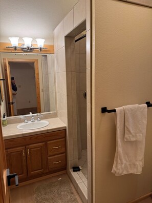 Dusche, Haartrockner, Handtücher, Seife