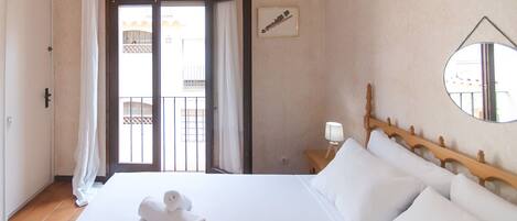 1 bedroom, bed sheets