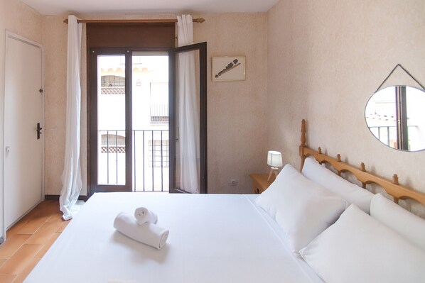 1 bedroom, bed sheets