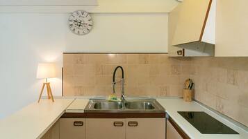 Kühlschrank, Mikrowelle, Ofen, Wasserkocher