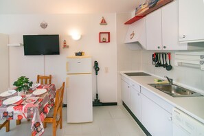 Réfrigérateur, micro-ondes, cafetière/bouilloire, bouilloire électrique