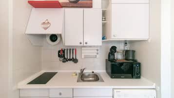 Fridge, microwave, coffee/tea maker, electric kettle