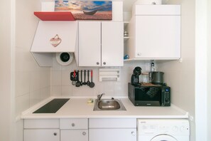 Een koelkast, een microgolfoven, een koffiezetapparaat/waterkoker