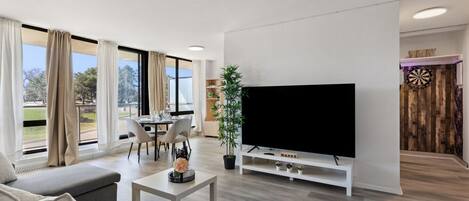 Una Smart TV, una oficina