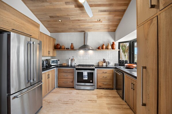 Réfrigérateur, four à micro-ondes, un four, surface de cuisson