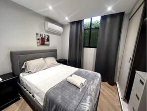 2 室のベッドルーム、アイロン / アイロン台、WiFi、ベッドシーツ