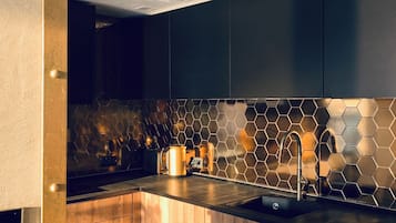 Fridge, oven, stovetop, dishwasher