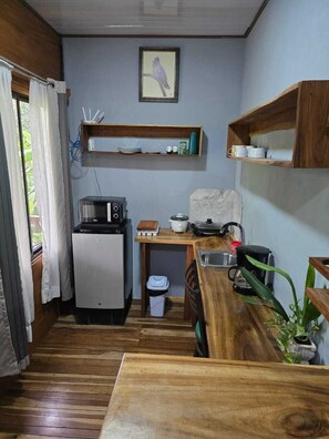 Standard Apartment, Mountain View | Dapur peribadi | Peti sejuk mini, ketuhar gelombang mikro, kerusi tinggi 
