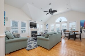 Una televisión, una chimenea, libros, un reproductor estéreo