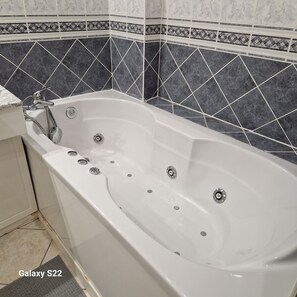 Tina de hidromasaje, secadora de cabello, toallas, jabón 