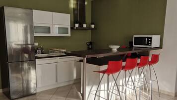 Réfrigérateur, micro-ondes, four, plaque de cuisson