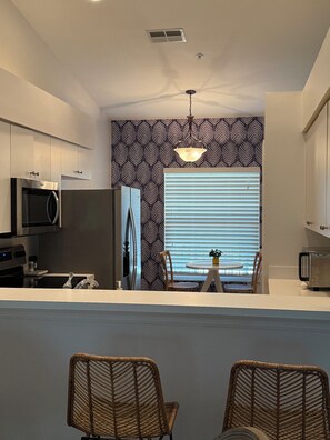 Mikrobølgeovn, ovn, kokeplater og oppvaskmaskin