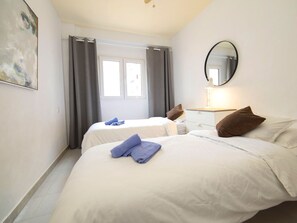 3 bedrooms, desk, Internet