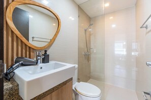 Sèche-cheveux, serviettes fournies, savon, papier toilette