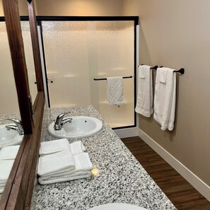 Towels, soap, toilet paper - The Silver Ridge House Near Silver Falls State Park (Sublimity)