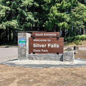 Property grounds - The Silver Ridge House Near Silver Falls State Park (Sublimity)