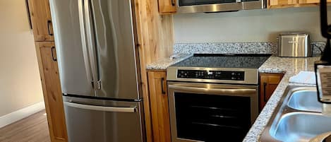 Réfrigérateur, four à micro-ondes, un four, surface de cuisson